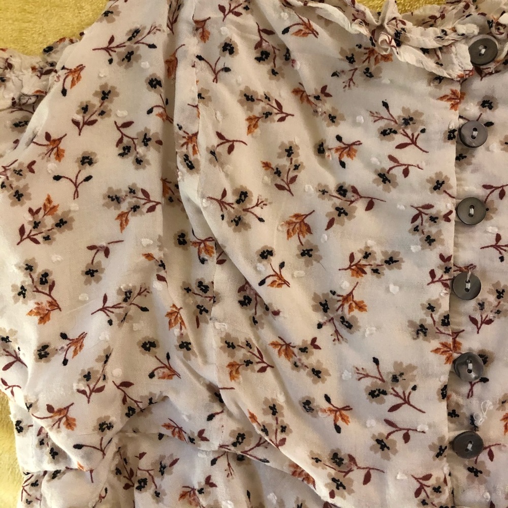 Lulu’s Cream Floral Print Button-Up Ruffled Crop - Picture 4 of 14